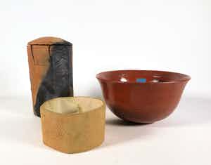 Carla van Ouwenaller - Aardewerk, Lot van twee schalen en een raku pot verkocht voor € 50!