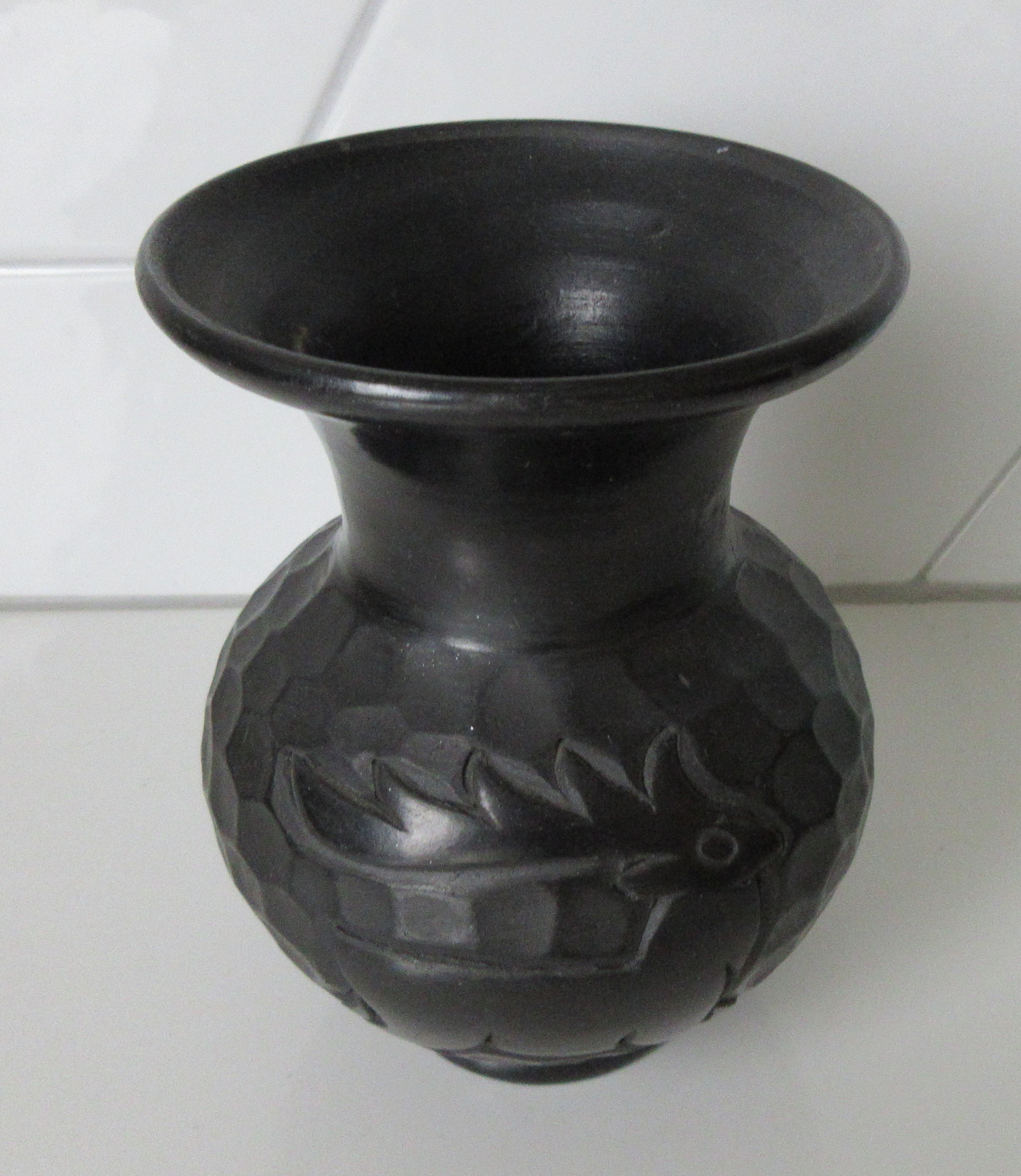 Niet of onleesbaar gesigneerd - Roemeense studio keramische basalt vaas met incisie decor van een hert kopen? Bied vanaf 1!