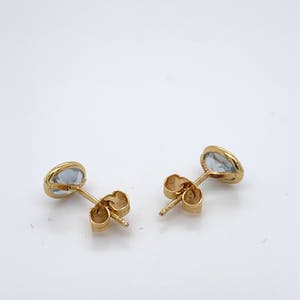 18kt gouden oorstekers+aquamarijn, 1,33 gr kopen? Bied vanaf 90!