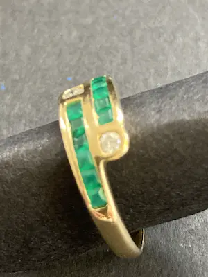 18 karaats geelgouden ring met smaragd en zirkonia kopen? Bied vanaf 165!