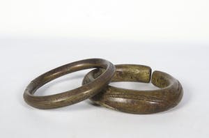 Congo - Twee bronzen armbanden met ingegraveerde geometrische decoraties kopen? Bied vanaf 1!