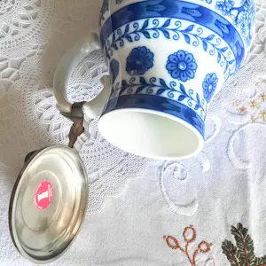 A.K. Kaiser Porzellan - Porzellan Krug Echt Kobald mit Zinndeckel Jagdmotiv 70er Jahre kopen? Bied vanaf 60!