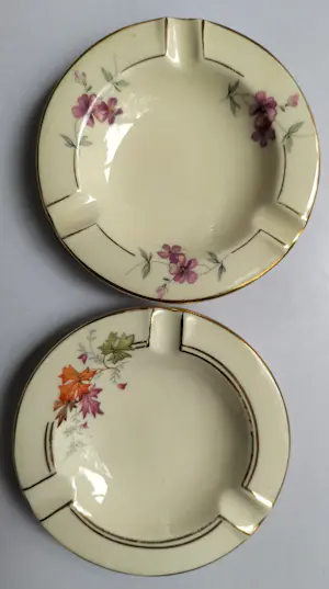 Plateelbakkerij Zuid-Holland - Schaaltje met verschillende asbakjes (9) kopen? Bied vanaf 25!