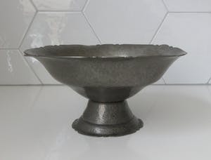 Curiosa - Gero - Hand gehamerde art deco tinnen schaal op voet kopen? Bied vanaf 1!