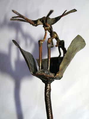 Niet of onleesbaar gesigneerd - Beeld van koper, "Libelle op klaproos" verkocht voor € 1!