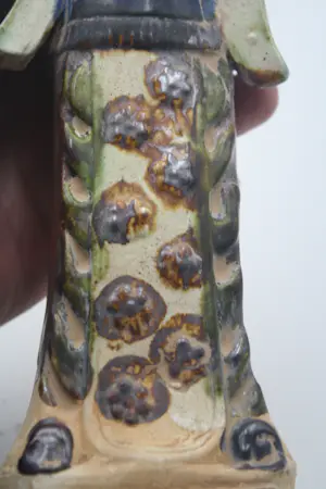 Niet of onleesbaar gesigneerd - Aardewerken Chinees Graffiguur van een Danseres met sancai (Driekleuren) loodsil kopen? Bied vanaf 1!