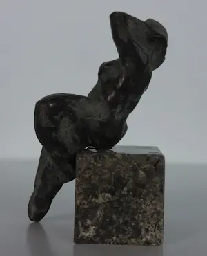 Lia van Vugt - Vrouwelijk brons figuur zittend op steen kopen? Bied vanaf 80!