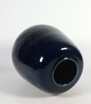 Niet of onleesbaar gesigneerd - Aardewerk, Diepblauw geglazuurde vaas kopen? Bied vanaf 1!