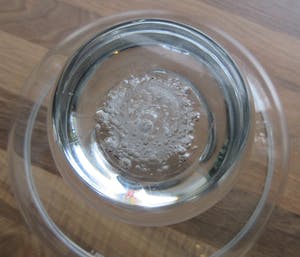 Niet of onleesbaar gesigneerd - Studio Kristallen schaal op ronde kogelvoet met airbubbels kopen? Bied vanaf 1!