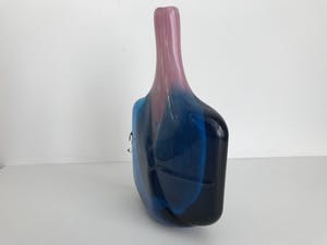 Mdina kunstglas - Michael Harris Mdina Fish vaas / Axe head vaas roze blauw kopen? Bied vanaf 105!