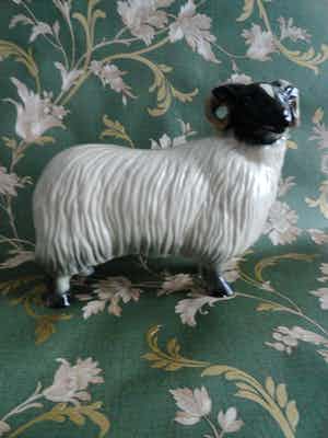 Niet of onleesbaar gesigneerd - Ram van geglazuurd aardewerk verkocht voor € 1!