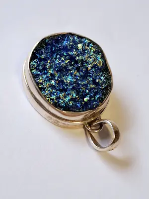 Blauwe natuurlijke Druzy-hanger kopen? Bied vanaf 30!