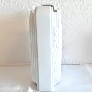 A.K. Kaiser Porzellan - Op Art Vase Bisquit Porzellan Design Wolfgang Gawantka signiert 70er Jahre kopen? Bied vanaf 90!