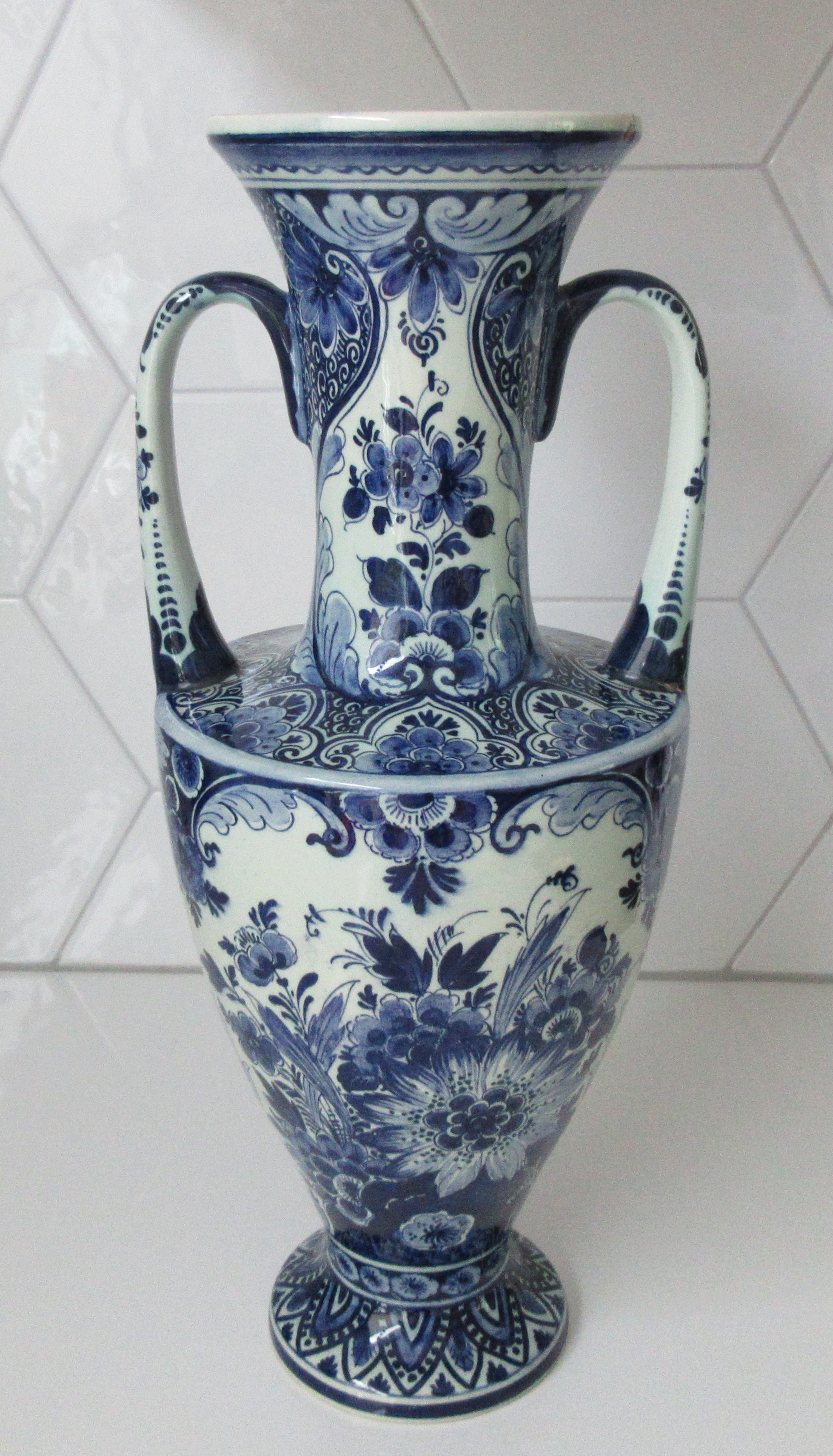 Plateelbakkerij Quo Vadis - Platelen hand beschilderde amfoor vaas decor Delfts verkocht voor € 30!