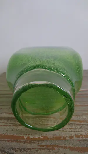 Niet of onleesbaar gesigneerd - Glazen gifgroene blokvaas met ingesloten luchtbellen kopen? Bied vanaf 1!