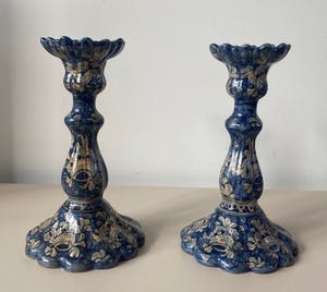 Niet of onleesbaar gesigneerd - C.M. Biagioli Gubbio - Twee hand gedecoreerde Majolica kandelaren kopen? Bied vanaf 1!