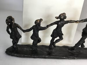 Astrid Veldhuyzen-Koppen - Bronzen sculptuur “ Kinderspel “ kopen? Bied vanaf 30!
