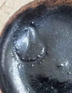 Niet of onleesbaar gesigneerd - Kunstkeramisch zwart bol of schoorsteenvaasje kopen? Bied vanaf 1!