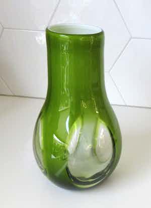 Niet of onleesbaar gesigneerd - Groene vintage "Doorkijk" vaas - Murano verkocht voor € 10!