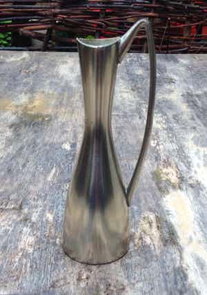 Niet of onleesbaar gesigneerd - Vintage tinnen vaasje van Metawa verkocht voor € 1!