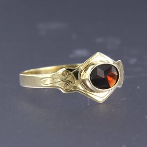 14K Goud - geelgouden ring bezet met granaat - ringmaat 16 (50) kopen? Bied vanaf 50!