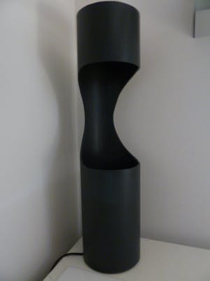 Niet of onleesbaar gesigneerd - Design tafellamp (geïnspireerd) op een vintage versie uit de jaren‘70. kopen? Bied vanaf 1!