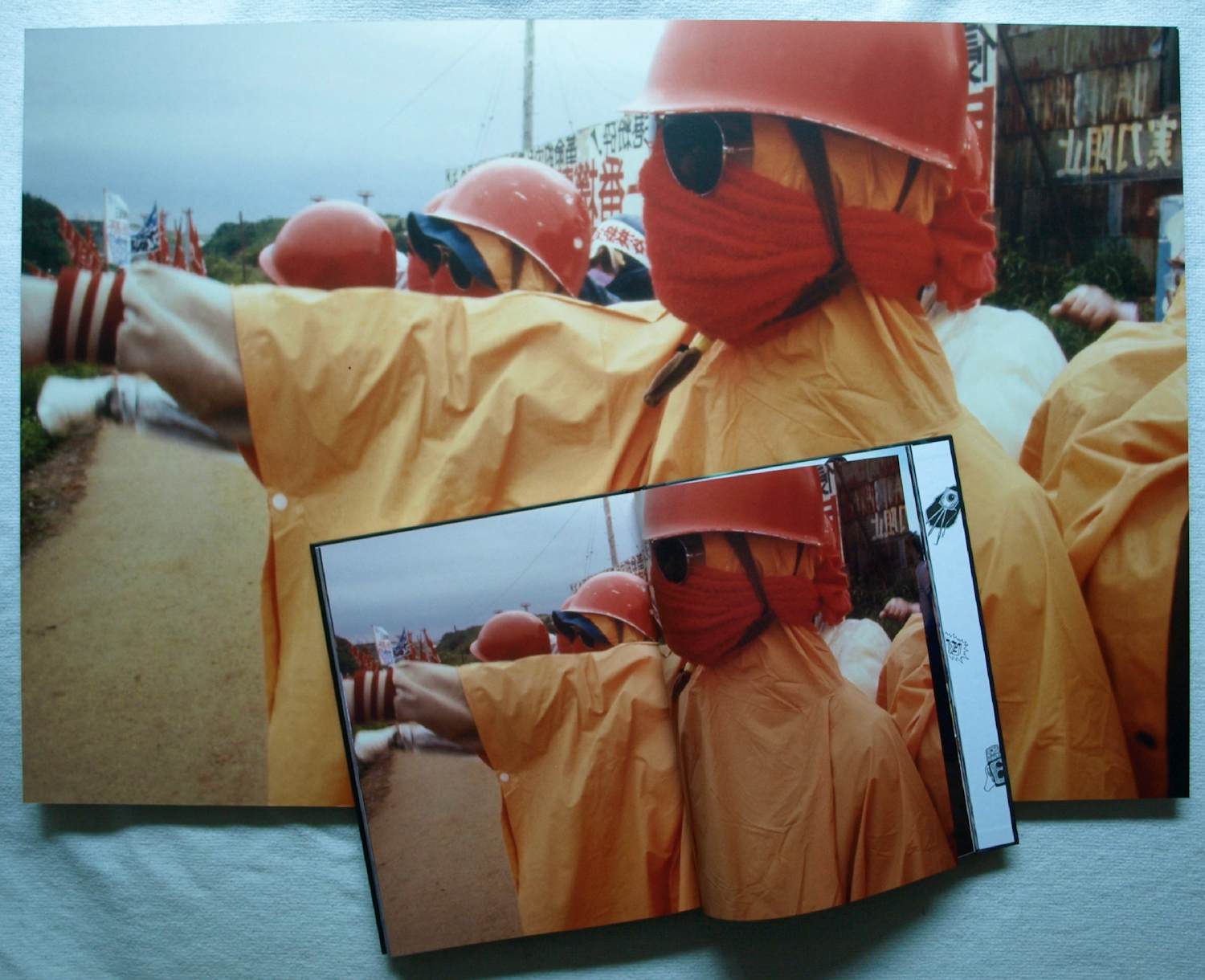 Henk Schiffmacher - Grote gesigneerde foto op dibond “Demonstratie…” + gesigneerd fotoboek kopen? Bied vanaf 150!