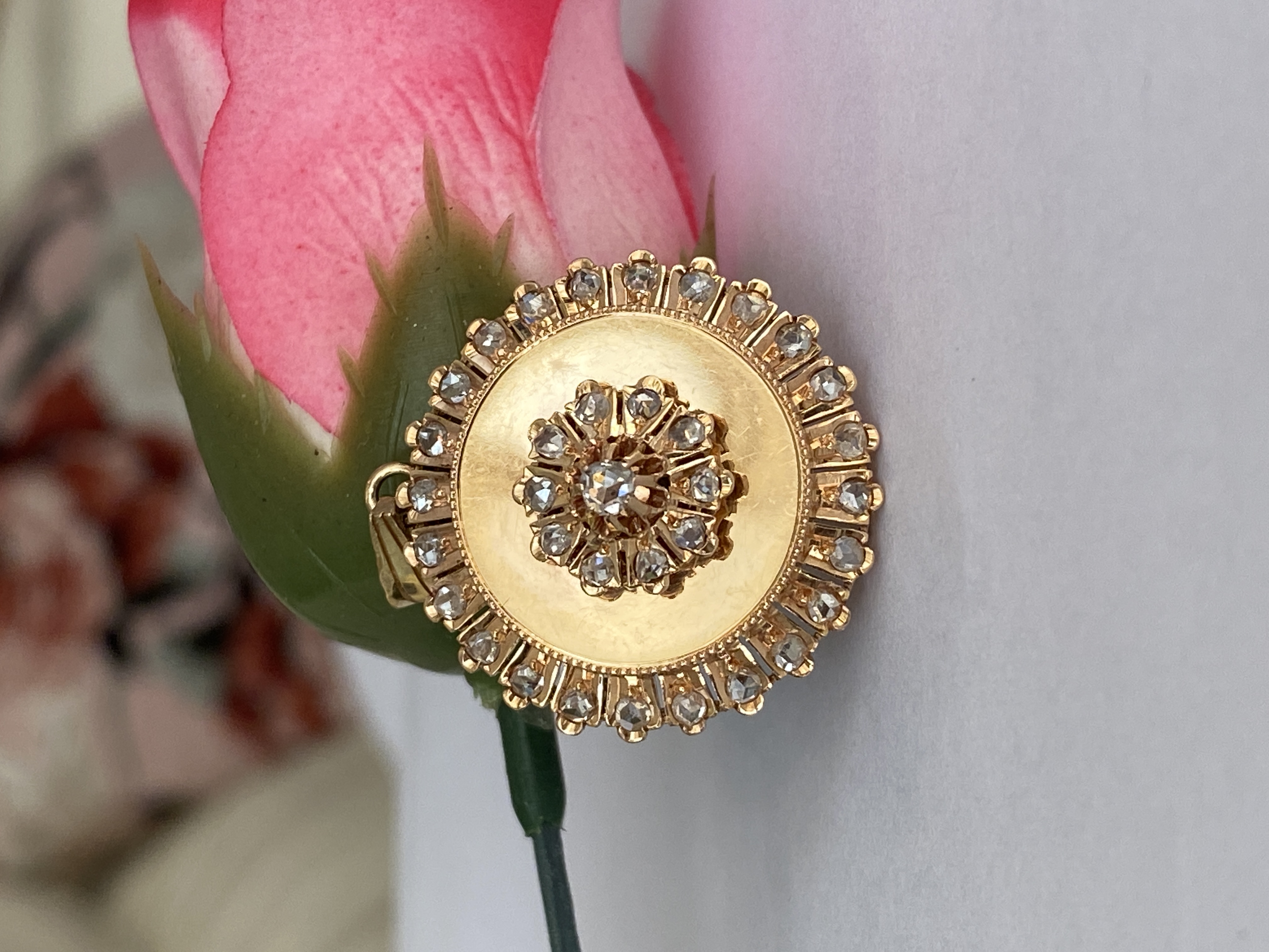 Antieke gouden  Victoriaanse hanger met bloemenmotief en roosgeslepen diamant kopen? Bied vanaf 550!