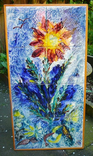 Niet of onleesbaar gesigneerd - Tegeltableau 'Wilde bloem met vogels en vissen' -1985- kopen? Bied vanaf 10!