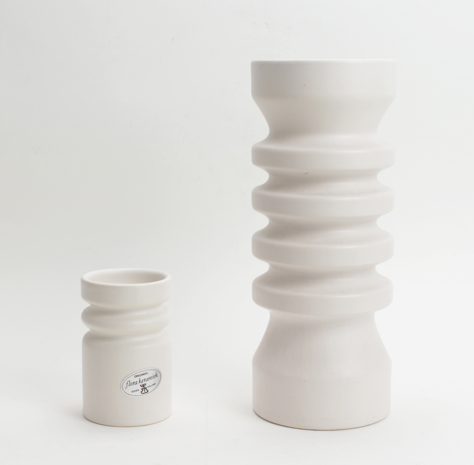 Plateelbakkerij Flora - 2 aardewerk vazen - Bizette verkocht voor € 15!