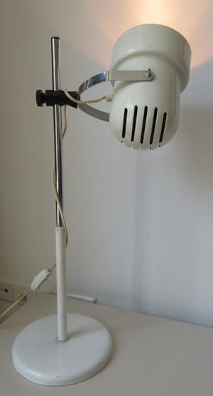 Niet of onleesbaar gesigneerd - Monica Strandäng - Aneta - Witte metalen vintage tafellamp model 'Robust' kopen? Bied vanaf 1!