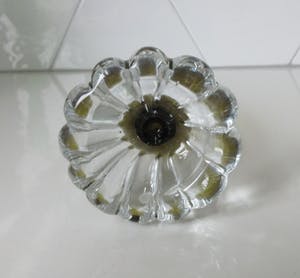 Bo Borgstrom - Twee glazen vintage "Bud" vaasjes in groen en olijfgroen kopen? Bied vanaf 1!