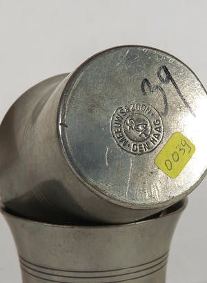 Meeuws en Zn. N.V. - Lot tinnen bekers en schalen kopen? Bied vanaf 1!