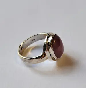 AcheterNieuwe Zilveren ring  met natuurlijke ovale halfronde  Robijn.? Enchérissez de 60!
