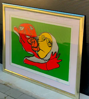 Karel Appel - Ingelijste zeefdruk: The green kiss kopen? Bied vanaf 1295!