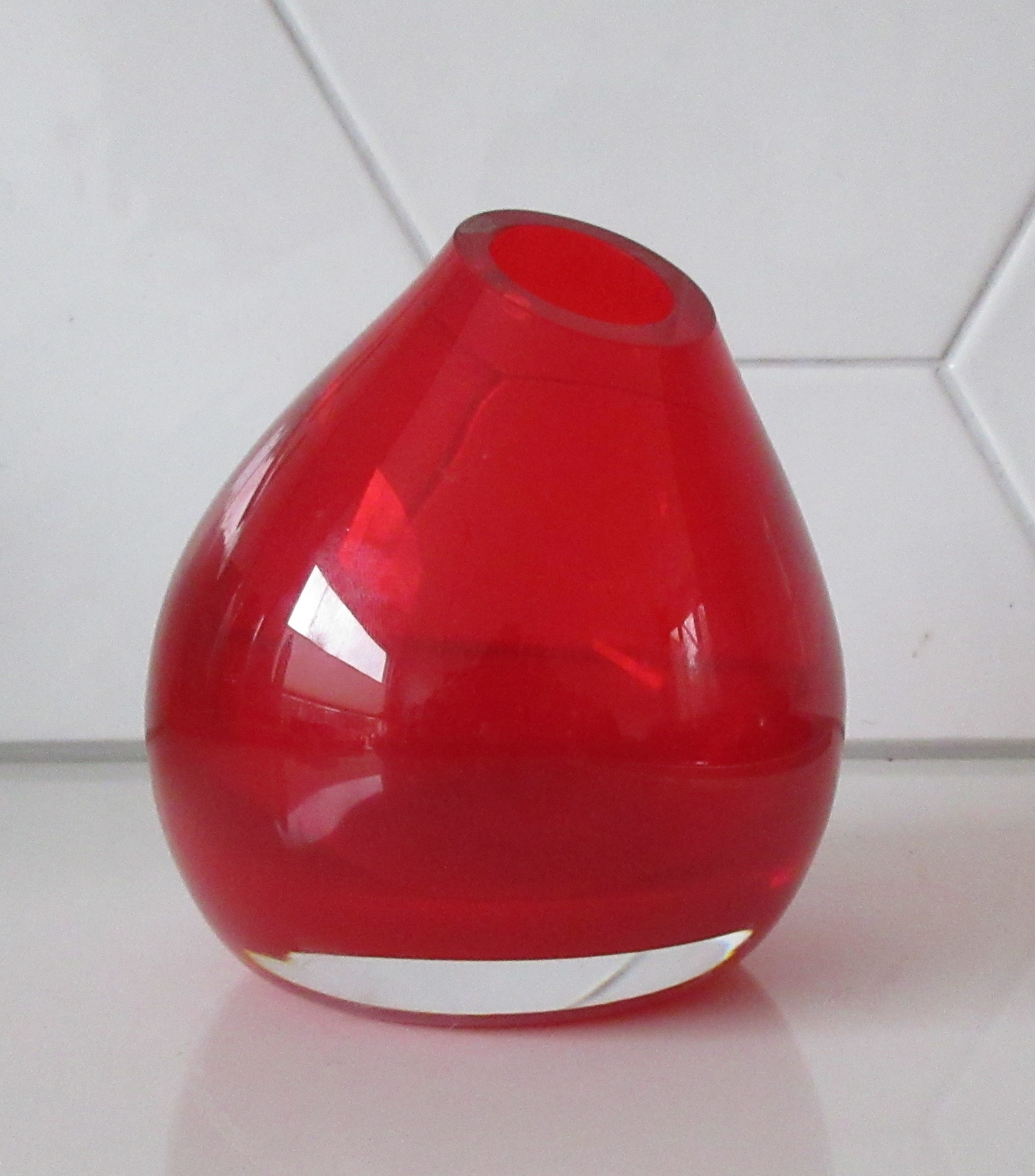 Niet of onleesbaar gesigneerd - Rode dubbelwandig glazen design vaasje kopen? Bied vanaf 1!