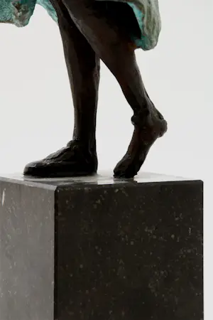 Marianne Houtkamp - Bronzen sculptuur: dame met bloemen kopen? Bied vanaf 999!