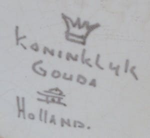 Plateelbakkerij Zuid-Holland - Gestileerde mat witte platelen vaas kopen? Bied vanaf 25!