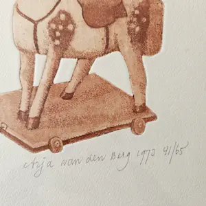 Arja van den Berg - Kind met speelgoedpaard kopen? Bied vanaf 35!