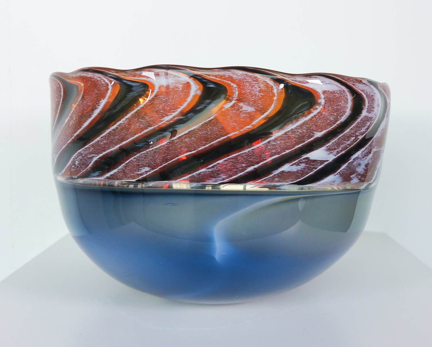 Richard Price - Glasobject / Zeer grote glazen kom of vaas met goud, rood en blauw kopen? Bied vanaf 250!