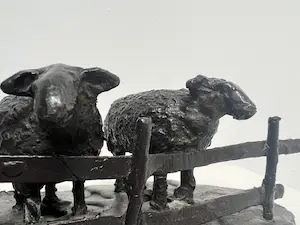 Adri de Waard - Bronzen sculptuur | 'Schaapjes achter een hek' kopen? Bied vanaf 1!