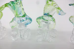 Yvon Trossèl - Zes transparant-groene glazen kaarsenstandaarden met bladmotief kopen? Bied vanaf 125!