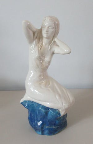 Niet of onleesbaar gesigneerd - Aardewerk beeld van naakte vrouw op blauwe rots kopen? Bied vanaf 1!