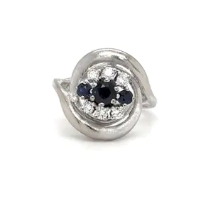 Hochwertiger Vintagering in 14 Karat Weißgold mit feinen Saphiren und Brillanten kopen? Bied vanaf 499!