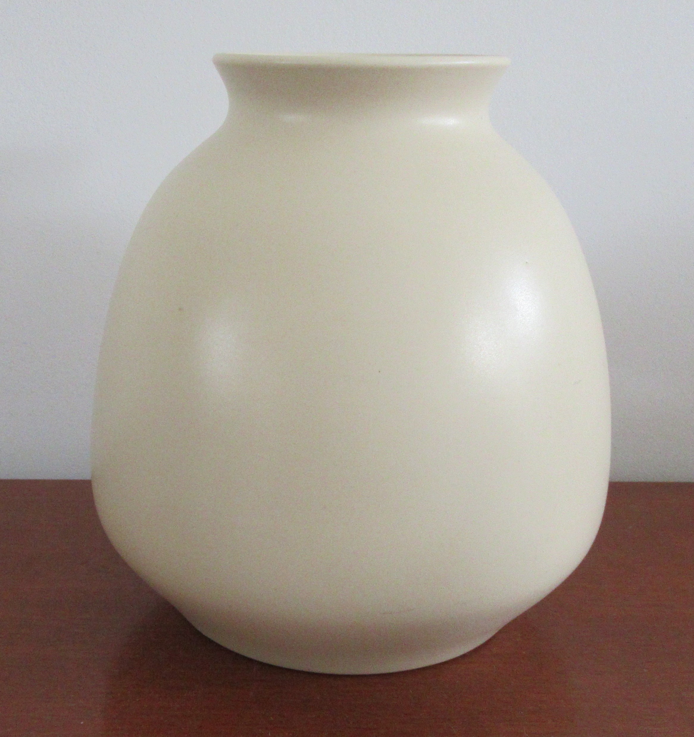 ADCO - Matte creme witte vaas model 1033 kopen? Bied vanaf 48!