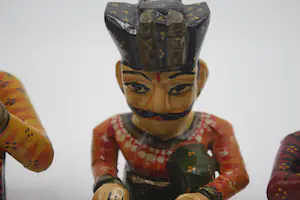 Niet of onleesbaar gesigneerd - Houten Muzikanten Standbeelden, Handgeschilderde Rajasthani traditionele zittend kopen? Bied vanaf 1!