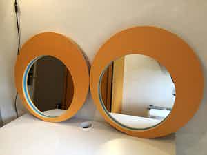 Niet of onleesbaar gesigneerd - 2 vintage Ikea spiegels, randen van foam verkocht voor € 1!