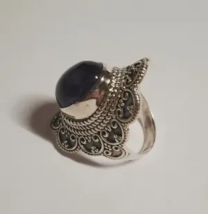 Nieuwe  fijn bewerkte  zilveren ring met  cabochon  paarse amethist steen. kopen? Bied vanaf 65!