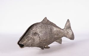 Nieuwe Kunst - Koper, Gehamerd dienblad (met servethouder in de vorm van een vis) kopen? Bied vanaf 20!
