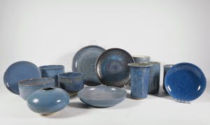 Carla van Ouwenaller - Aardewerk, Lot van 13 blauw geglazuurde schalen, vazen en borden kopen? Bied vanaf 50!